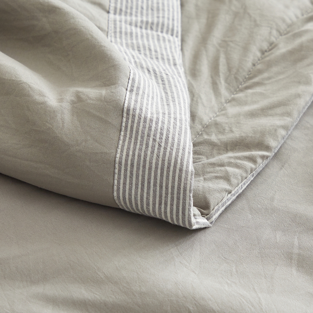 91家纺网 家纺一手货源 找家纺 格子铺 2026新款亲肤水洗棉棉花条纹包边夏被 浅灰