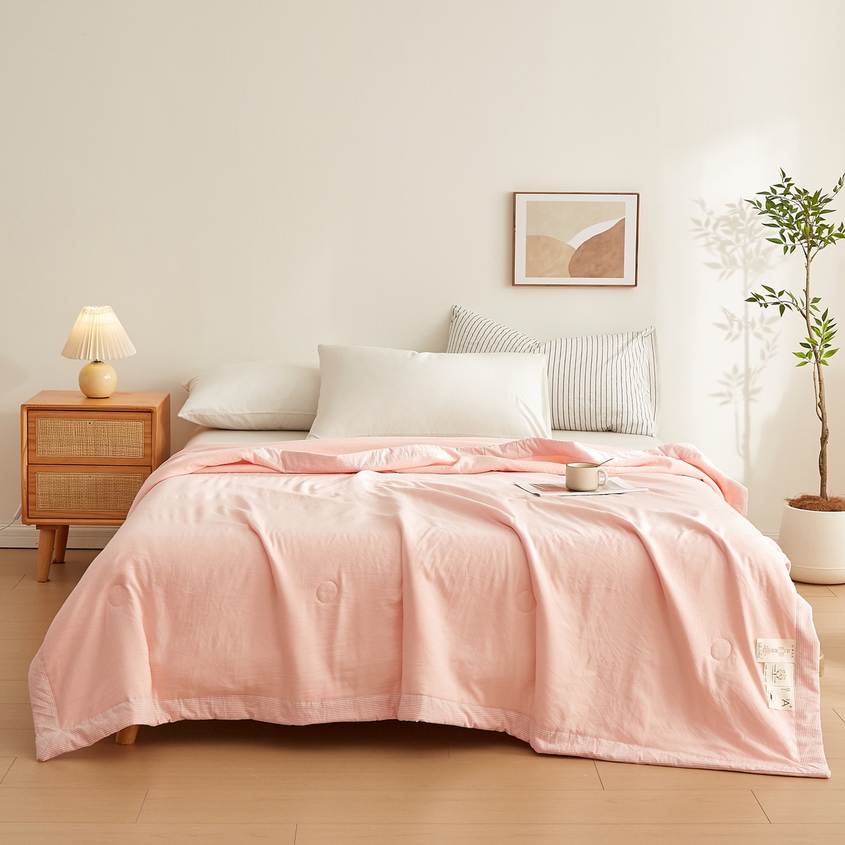 91家纺网 家纺一手货源 找家纺 格子铺 2026新款亲肤水洗棉棉花条纹包边夏被 粉