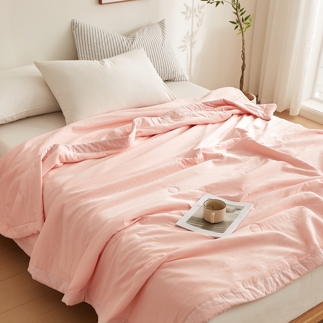 91家纺网 家纺一手货源 找家纺 格子铺 2026新款亲肤水洗棉棉花条纹包边夏被 粉