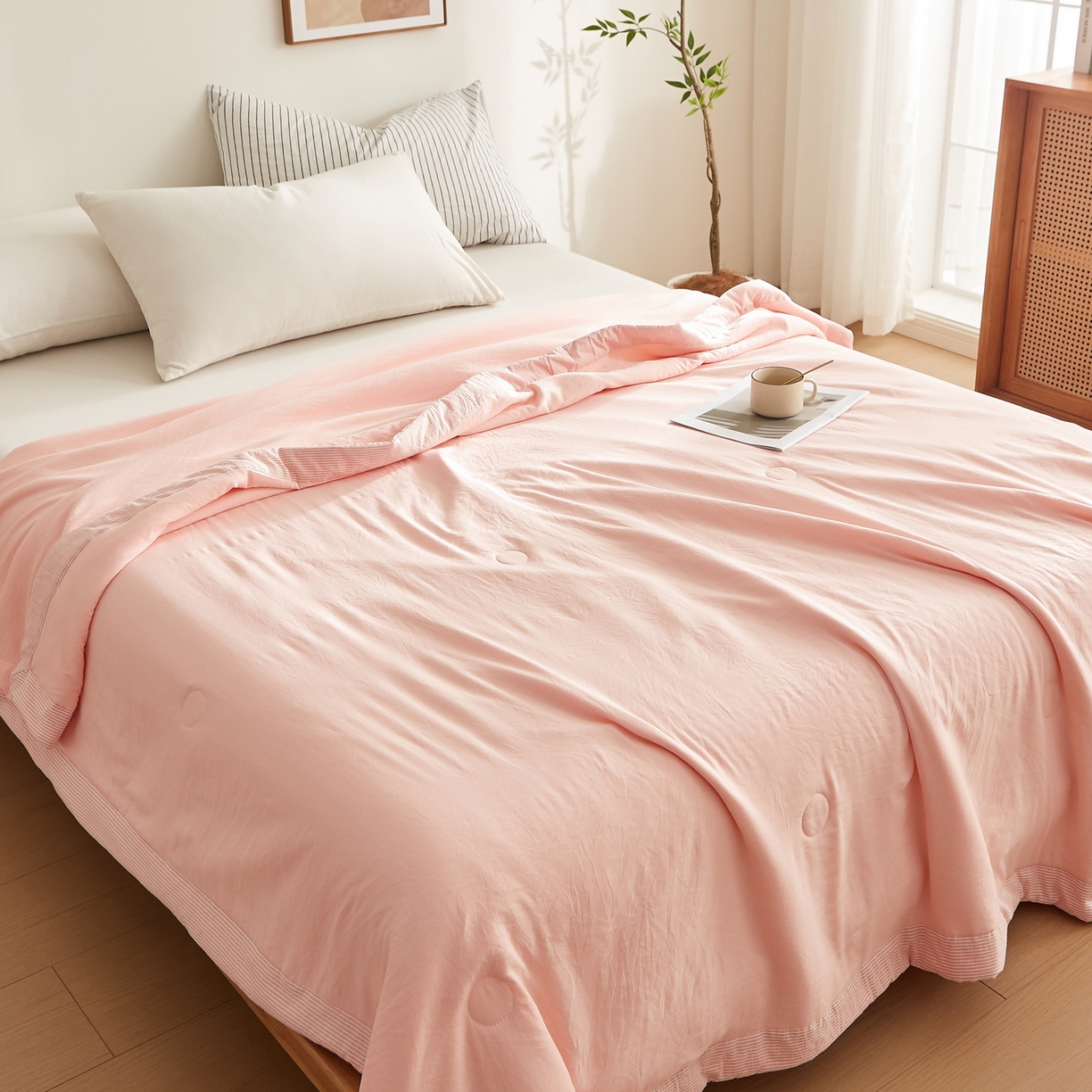 91家纺网 家纺一手货源 找家纺 格子铺 2026新款亲肤水洗棉棉花条纹包边夏被 粉