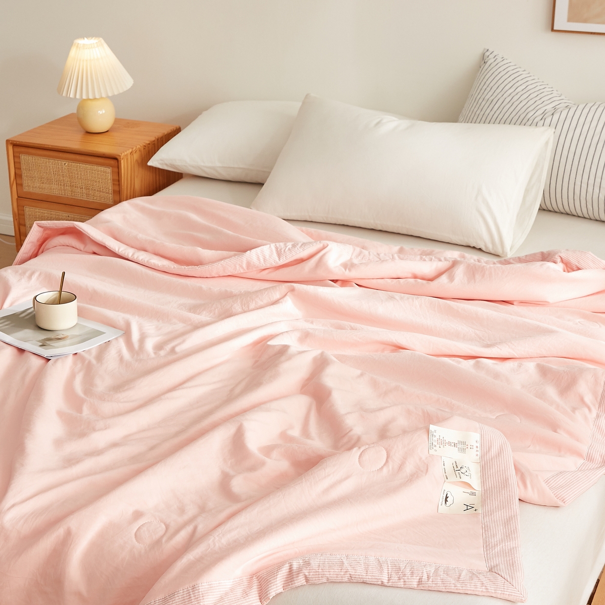 91家纺网 家纺一手货源 找家纺 格子铺 2026新款亲肤水洗棉棉花条纹包边夏被 粉