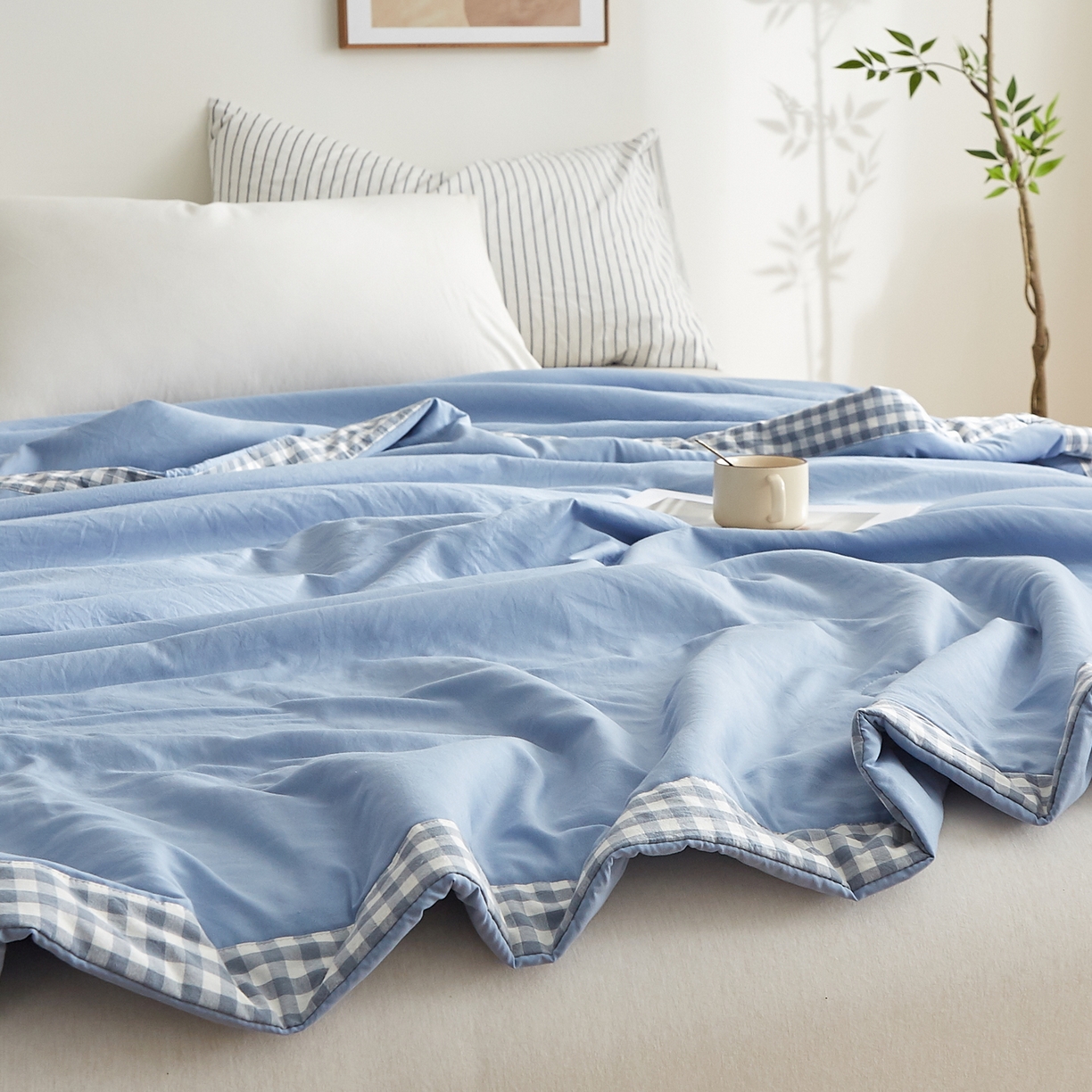 91家纺网 家纺一手货源 找家纺 格子铺 2026新款亲肤水洗棉棉花条纹包边夏被 浅蓝
