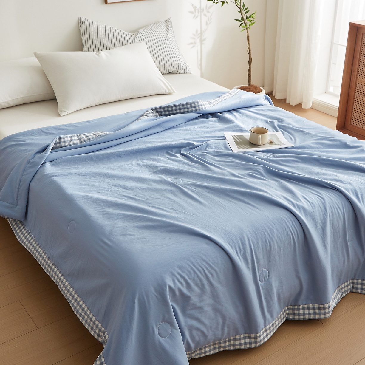 91家纺网 家纺一手货源 找家纺 格子铺 2026新款亲肤水洗棉棉花条纹包边夏被 浅蓝