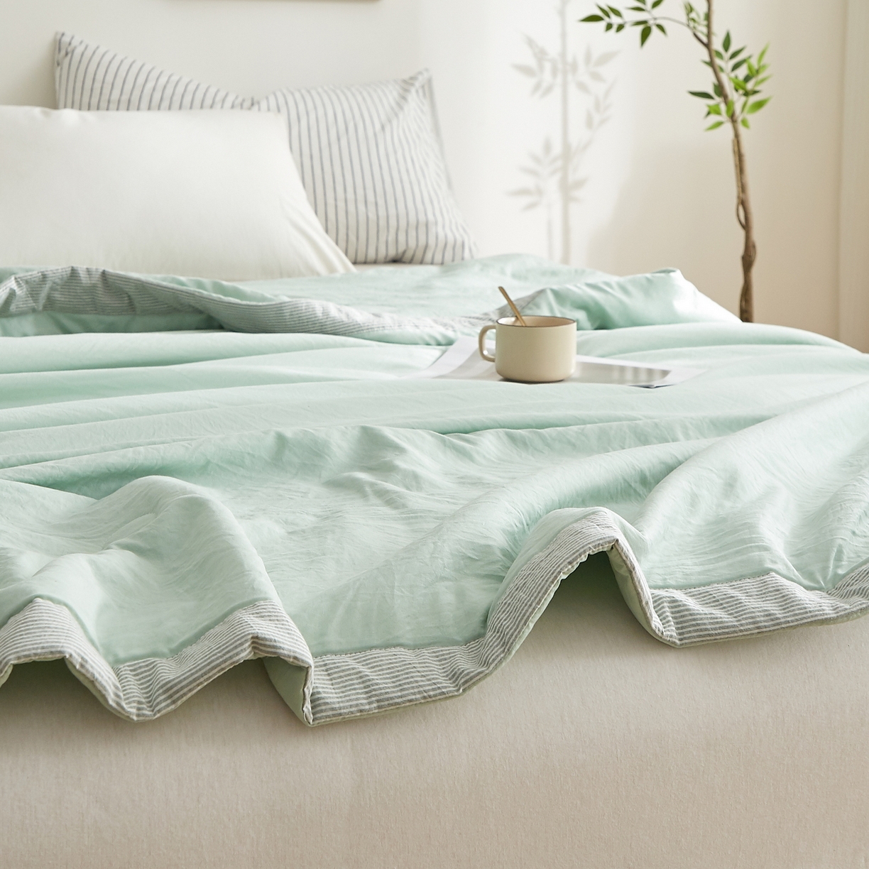 91家纺网 家纺一手货源 找家纺 格子铺 2026新款亲肤水洗棉棉花条纹包边夏被 松绿