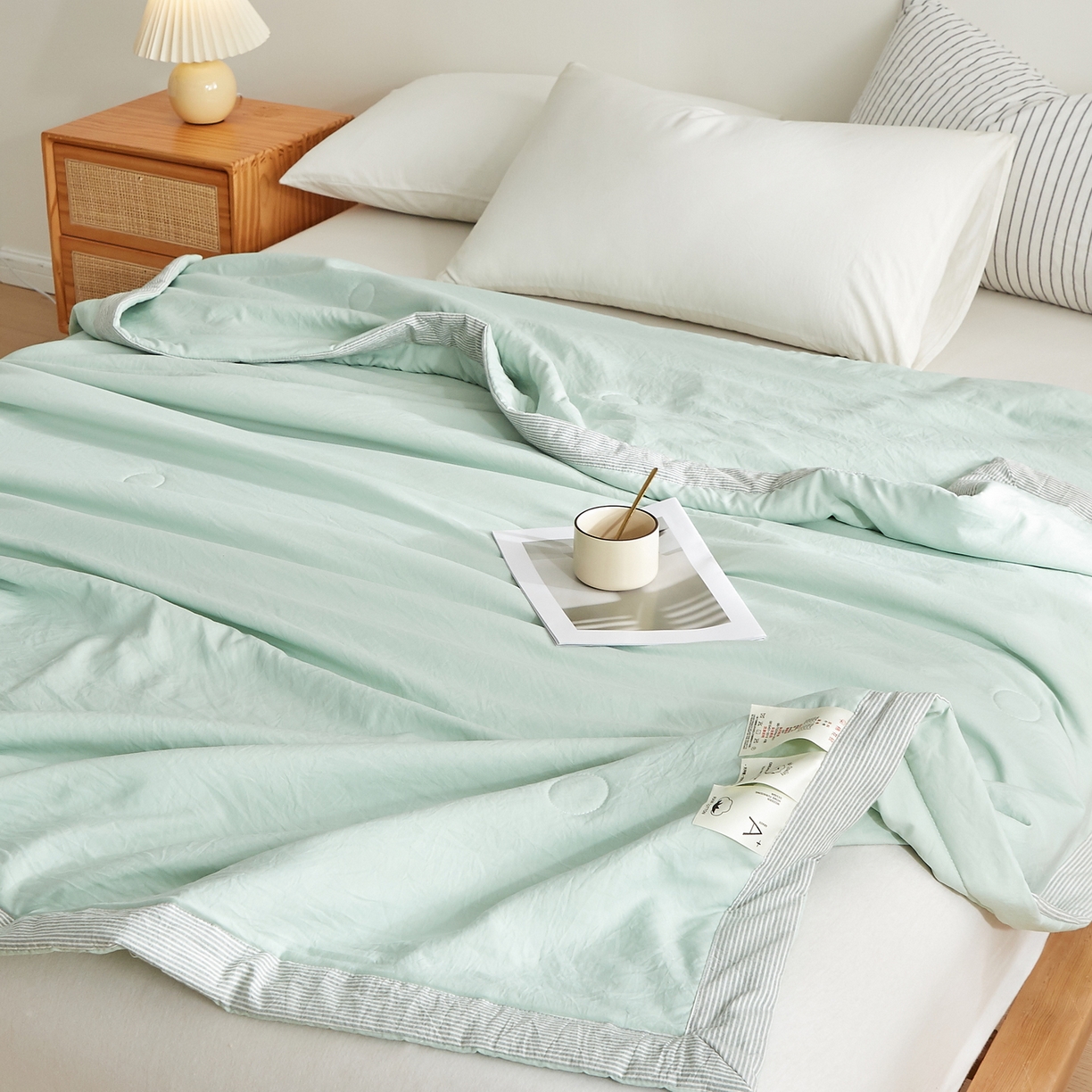 91家纺网 家纺一手货源 找家纺 格子铺 2026新款亲肤水洗棉棉花条纹包边夏被 松绿