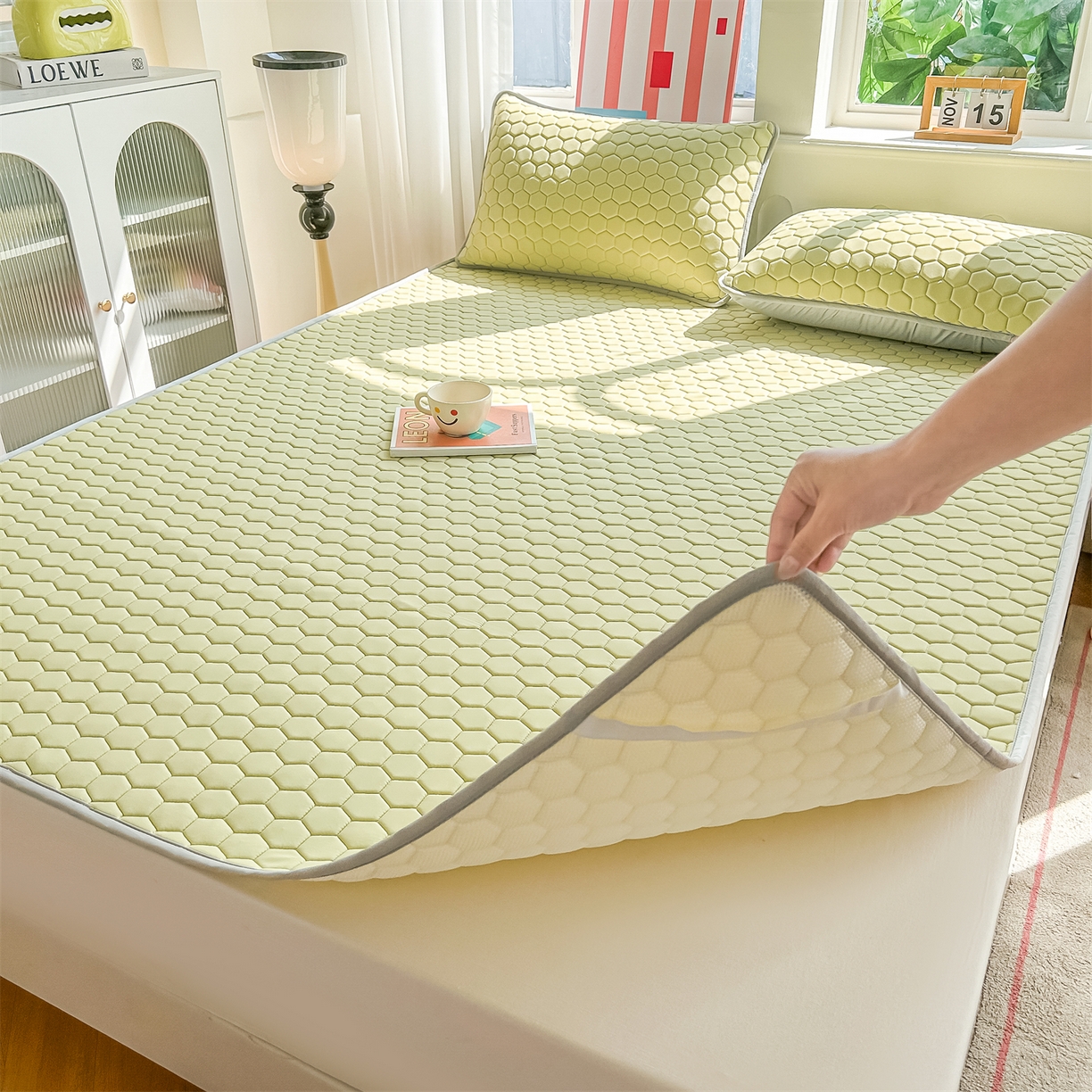 91家纺网 家纺一手货源 找家纺 爱宝被业 2026新款硅胶凉席席子凉席三件套 青草绿