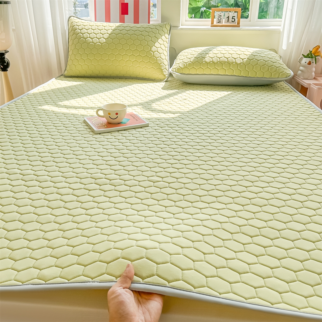 91家纺网 家纺一手货源 找家纺 爱宝被业 2026新款硅胶凉席席子凉席三件套 青草绿