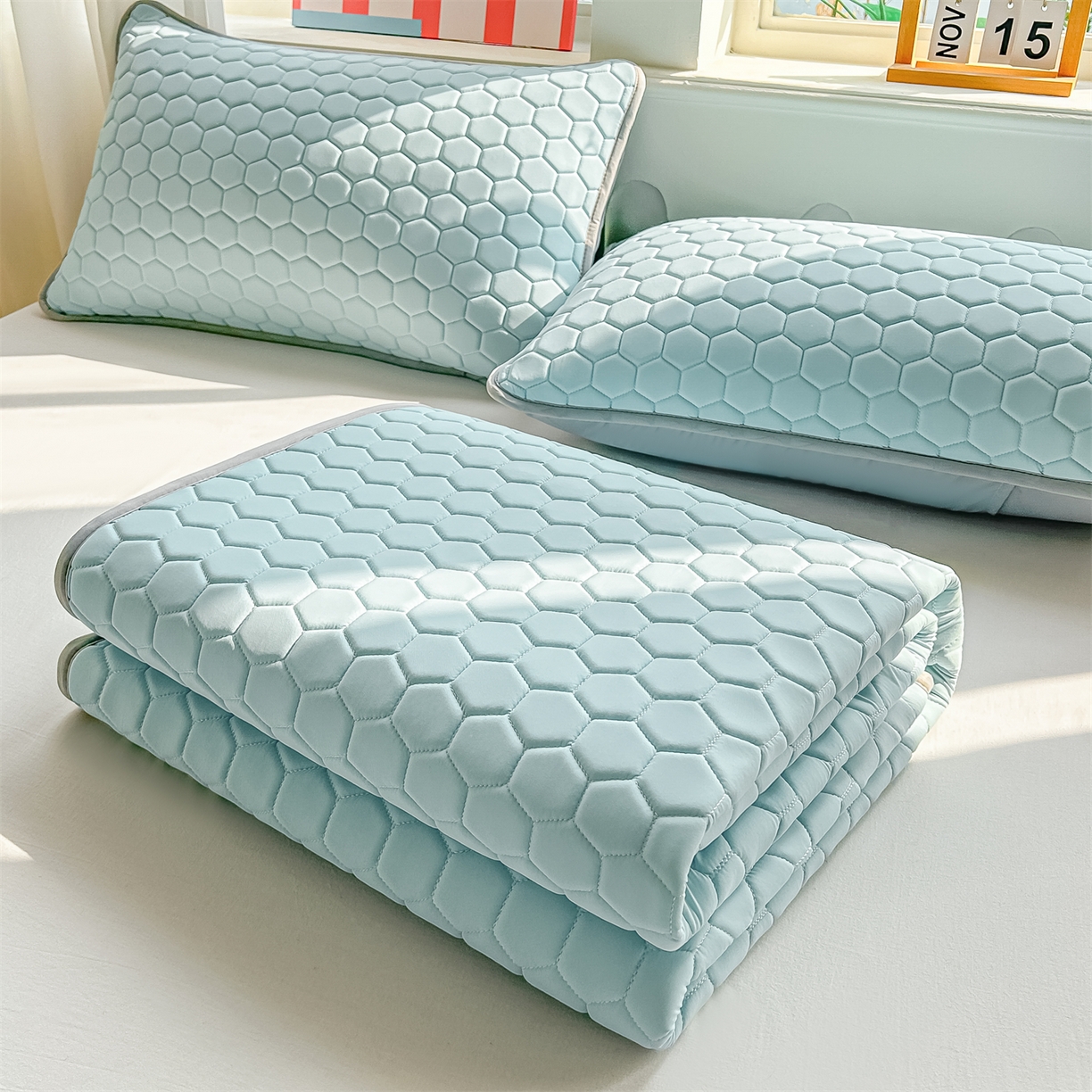 91家纺网 家纺一手货源 找家纺 爱宝被业 2026新款硅胶凉席席子凉席三件套 清新蓝