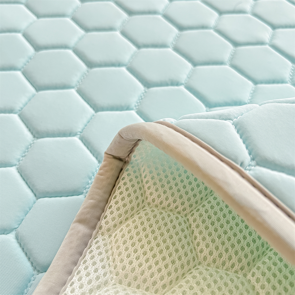 91家纺网 家纺一手货源 找家纺 爱宝被业 2026新款硅胶凉席席子凉席三件套 清新蓝