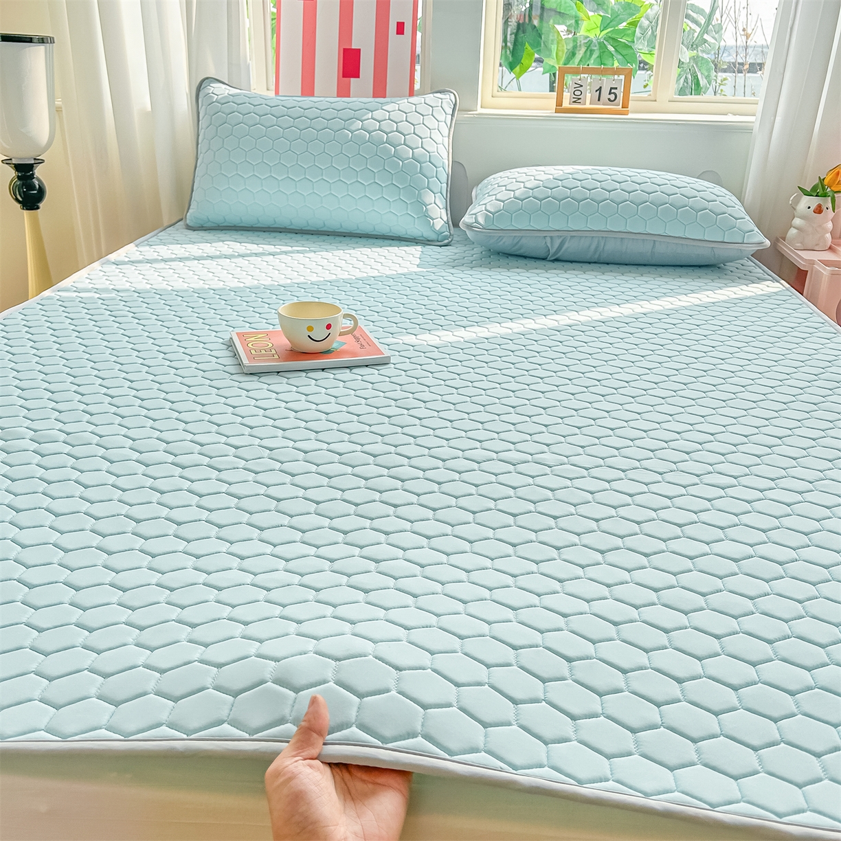 91家纺网 家纺一手货源 找家纺 爱宝被业 2026新款硅胶凉席席子凉席三件套 清新蓝