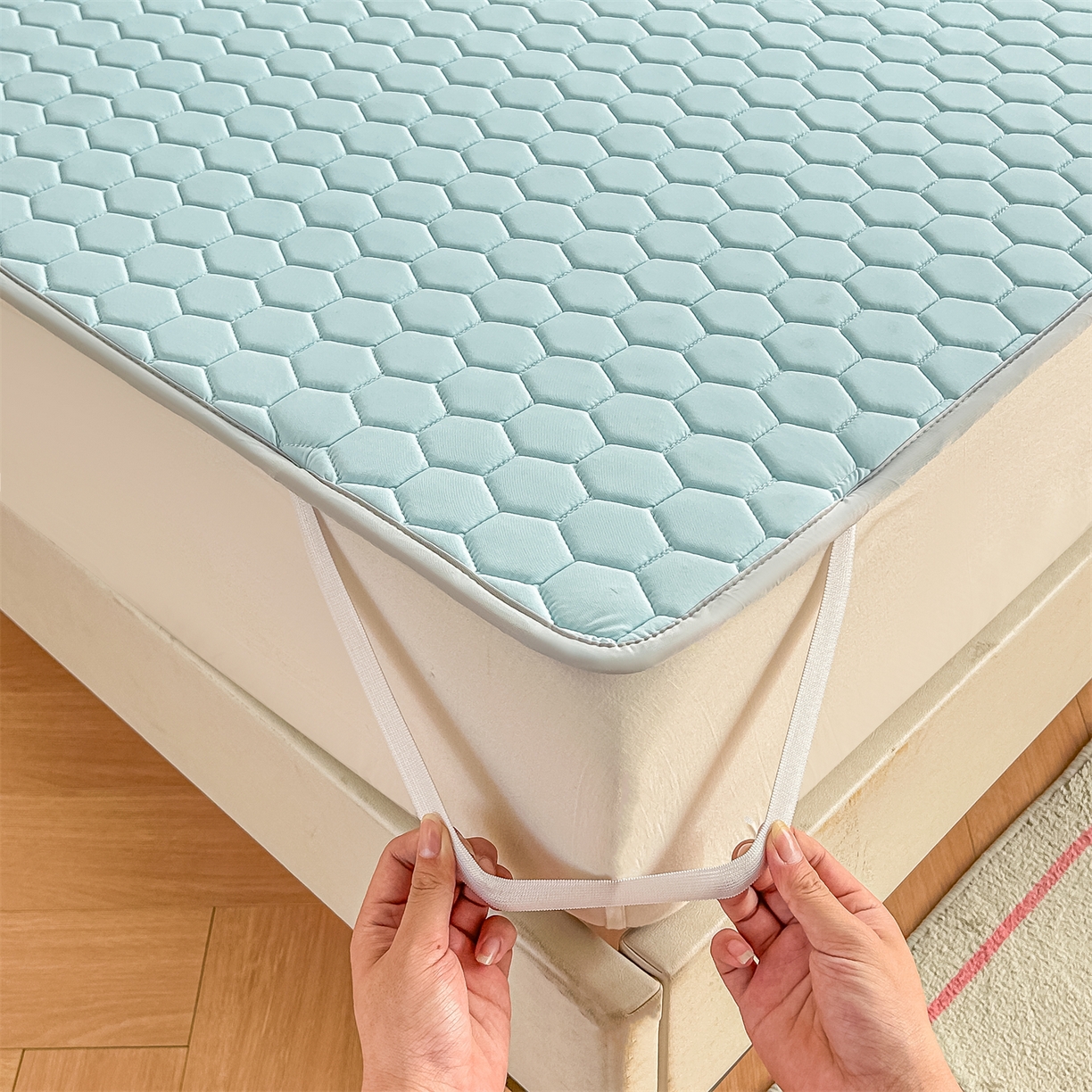 91家纺网 家纺一手货源 找家纺 爱宝被业 2026新款硅胶凉席席子凉席三件套 清新蓝