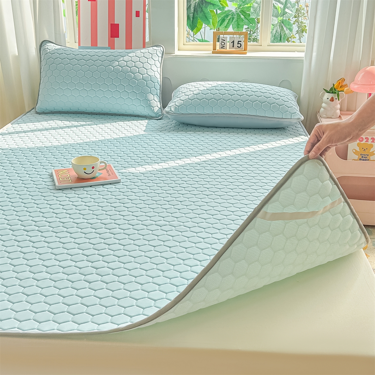 91家纺网 家纺一手货源 找家纺 爱宝被业 2026新款硅胶凉席席子凉席三件套 清新蓝