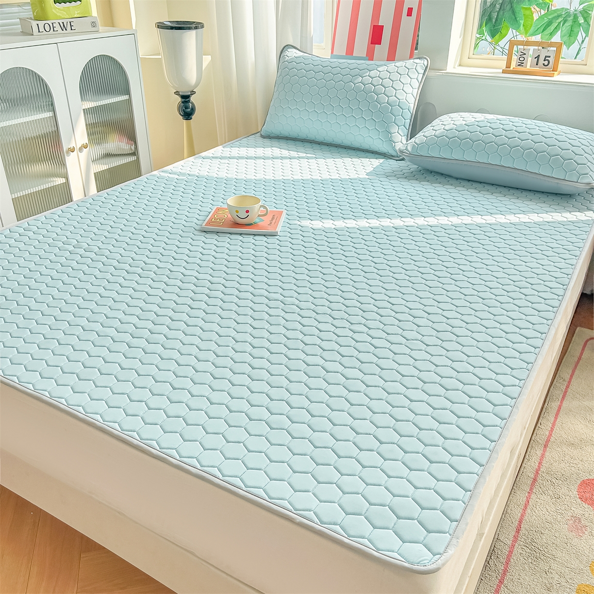 91家纺网 家纺一手货源 找家纺 爱宝被业 2026新款硅胶凉席席子凉席三件套 清新蓝