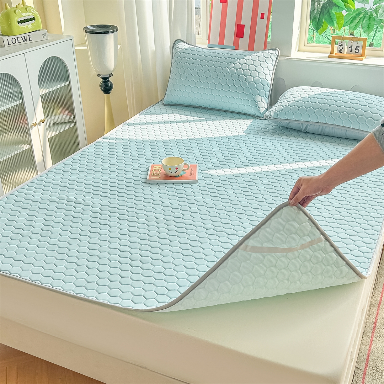 91家纺网 家纺一手货源 找家纺 爱宝被业 2026新款硅胶凉席席子凉席三件套 清新蓝