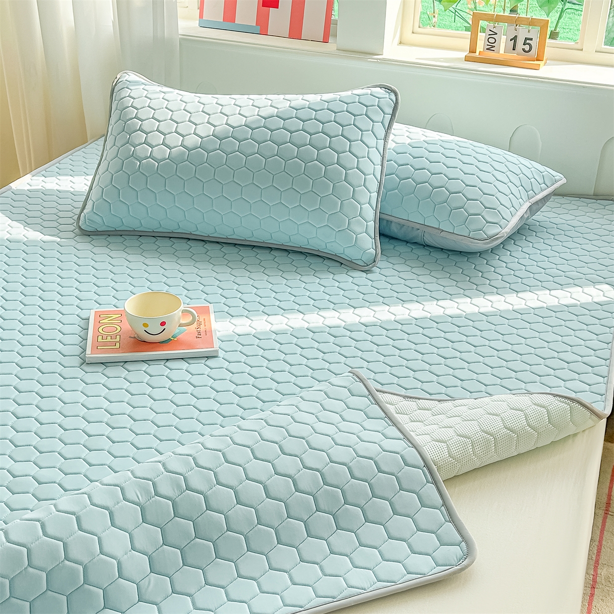 91家纺网 家纺一手货源 找家纺 爱宝被业 2026新款硅胶凉席席子凉席三件套 清新蓝