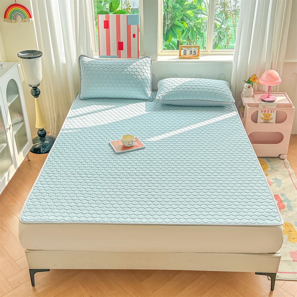 91家纺网 家纺一手货源 找家纺 爱宝被业 2026新款硅胶凉席席子凉席三件套 清新蓝