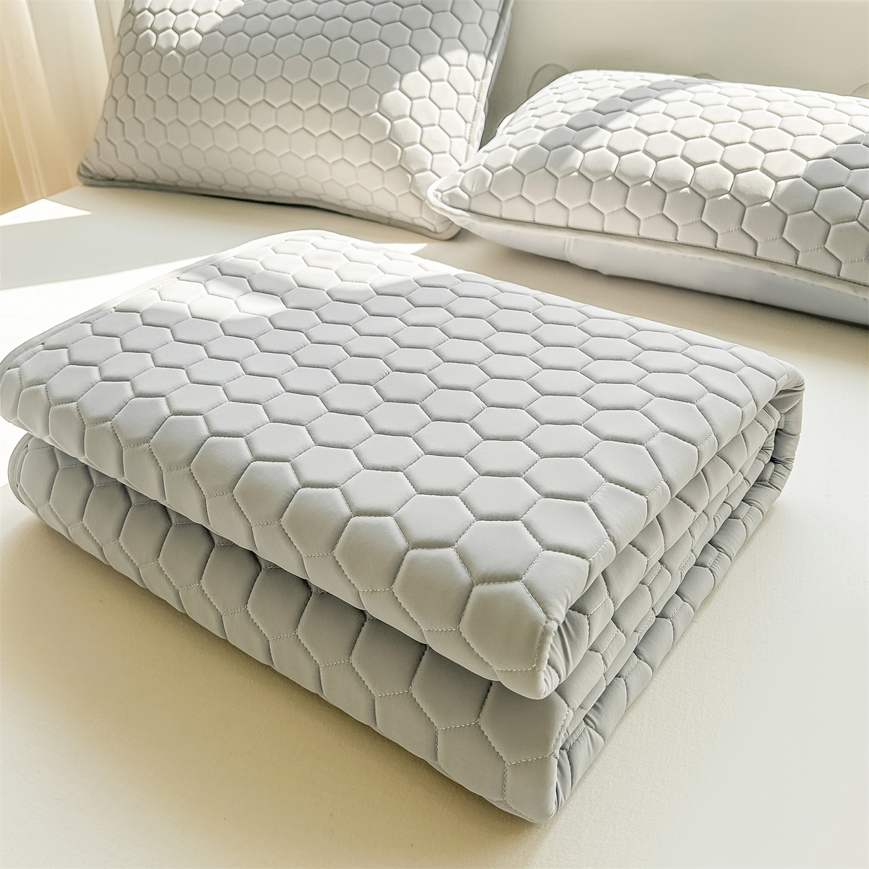 91家纺网 家纺一手货源 找家纺 爱宝被业 2026新款硅胶凉席席子凉席三件套 绅士灰