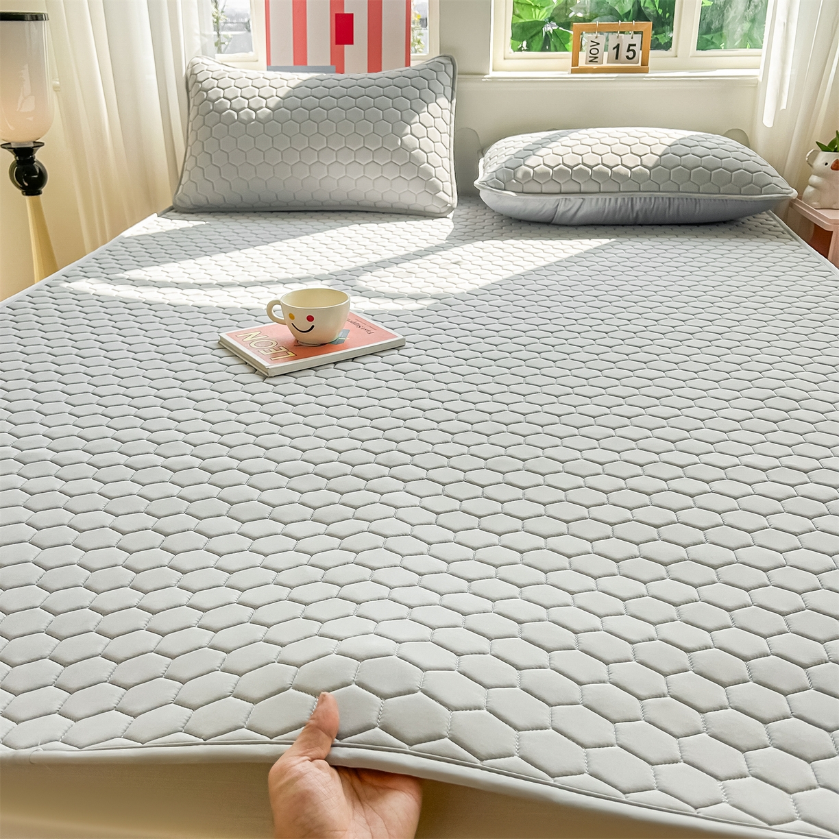 91家纺网 家纺一手货源 找家纺 爱宝被业 2026新款硅胶凉席席子凉席三件套 绅士灰