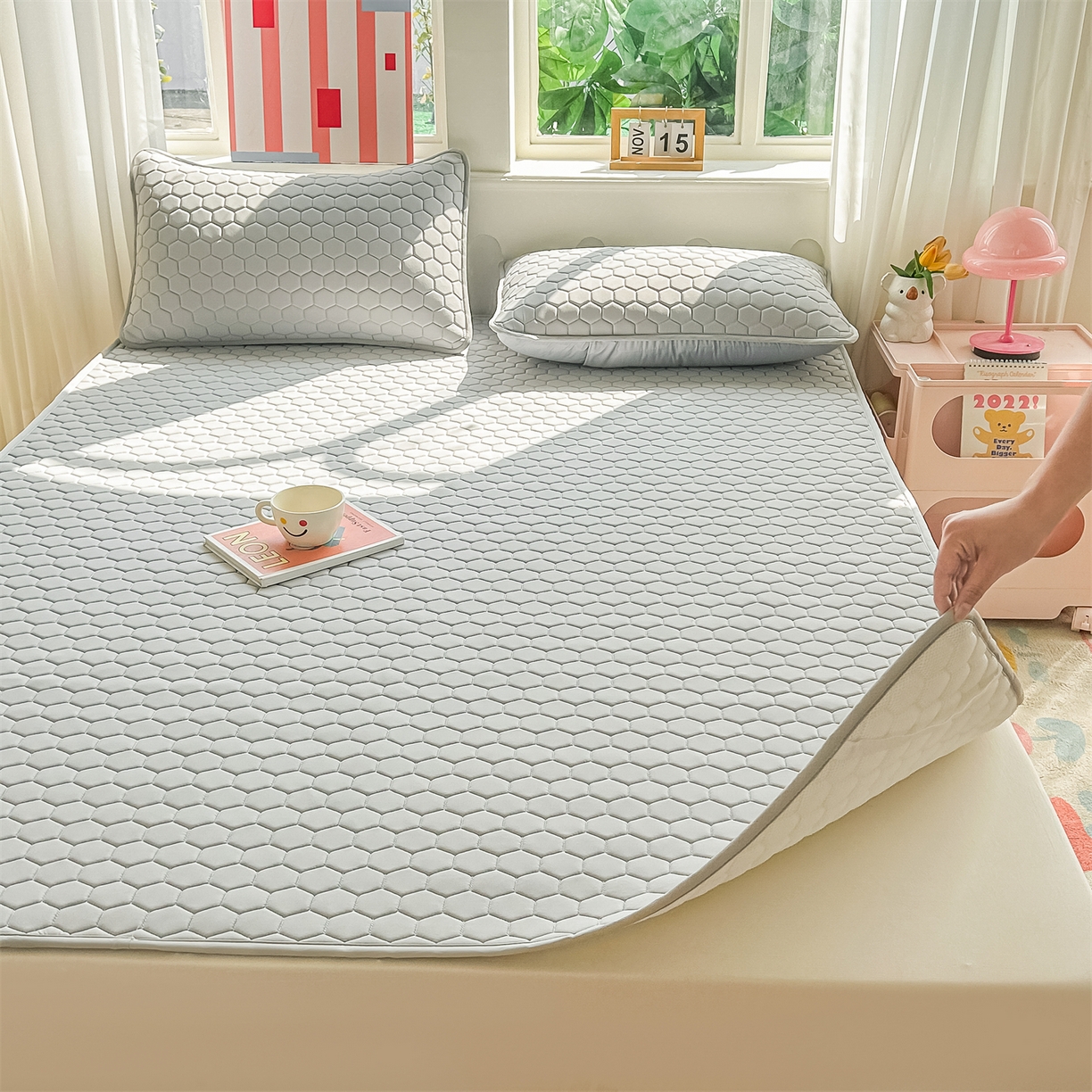 91家纺网 家纺一手货源 找家纺 爱宝被业 2026新款硅胶凉席席子凉席三件套 绅士灰