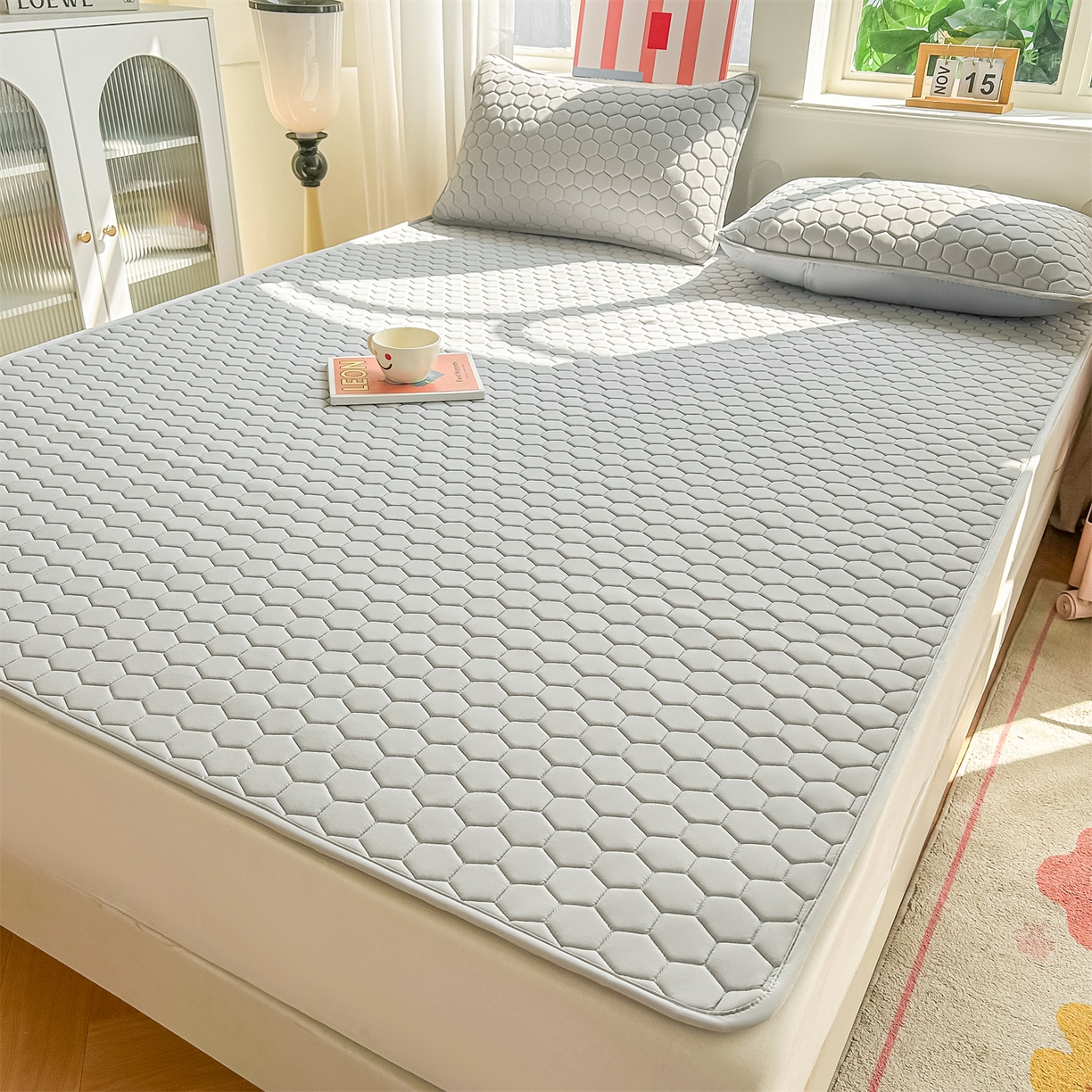 91家纺网 家纺一手货源 找家纺 爱宝被业 2026新款硅胶凉席席子凉席三件套 绅士灰