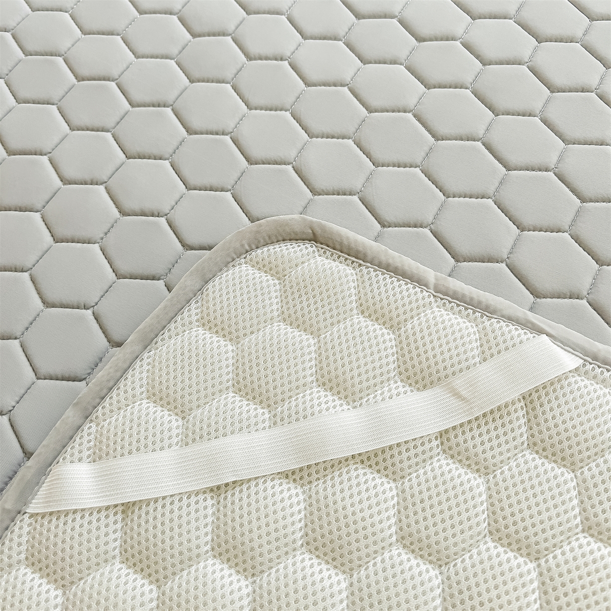 91家纺网 家纺一手货源 找家纺 爱宝被业 2026新款硅胶凉席席子凉席三件套 绅士灰