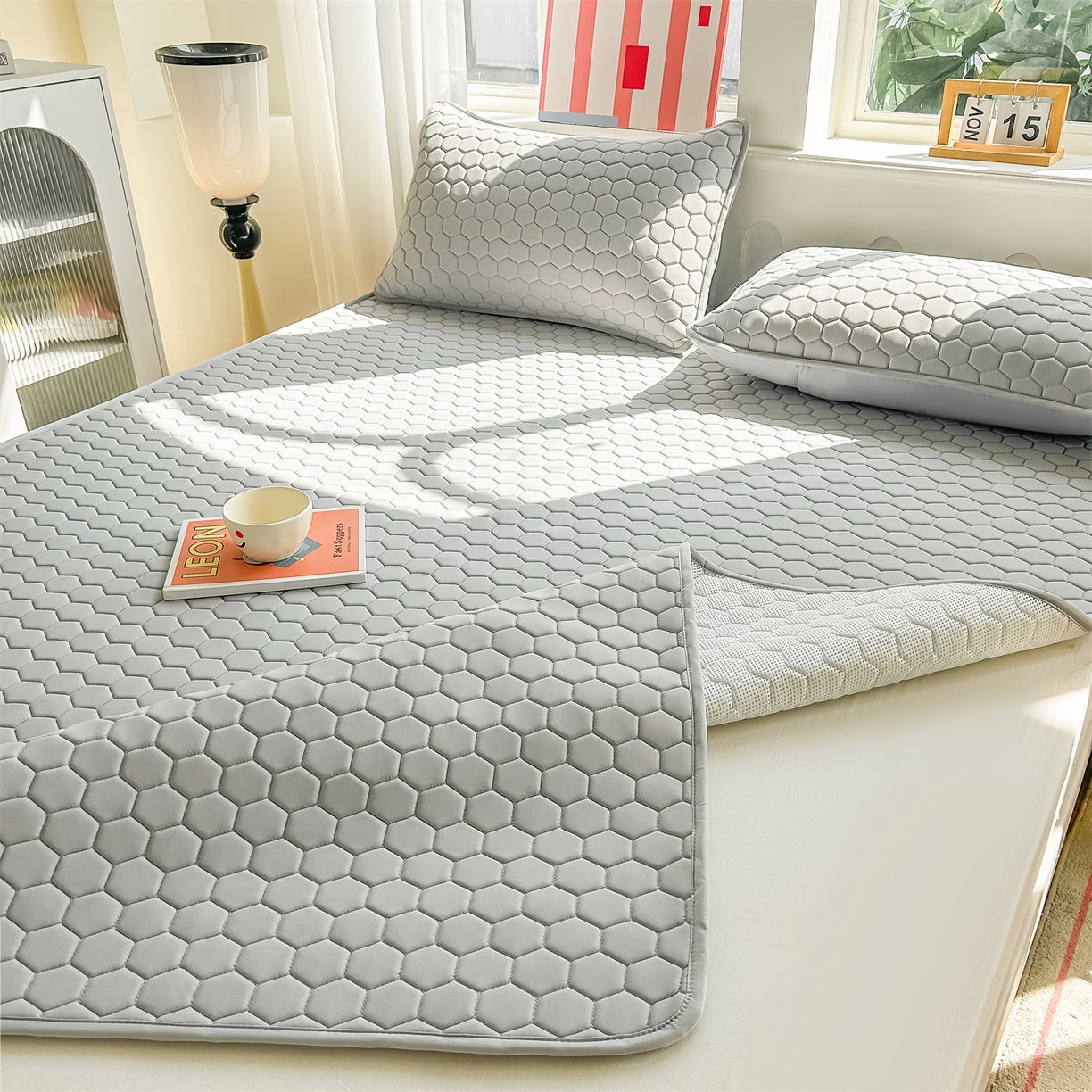 91家纺网 家纺一手货源 找家纺 爱宝被业 2026新款硅胶凉席席子凉席三件套 绅士灰