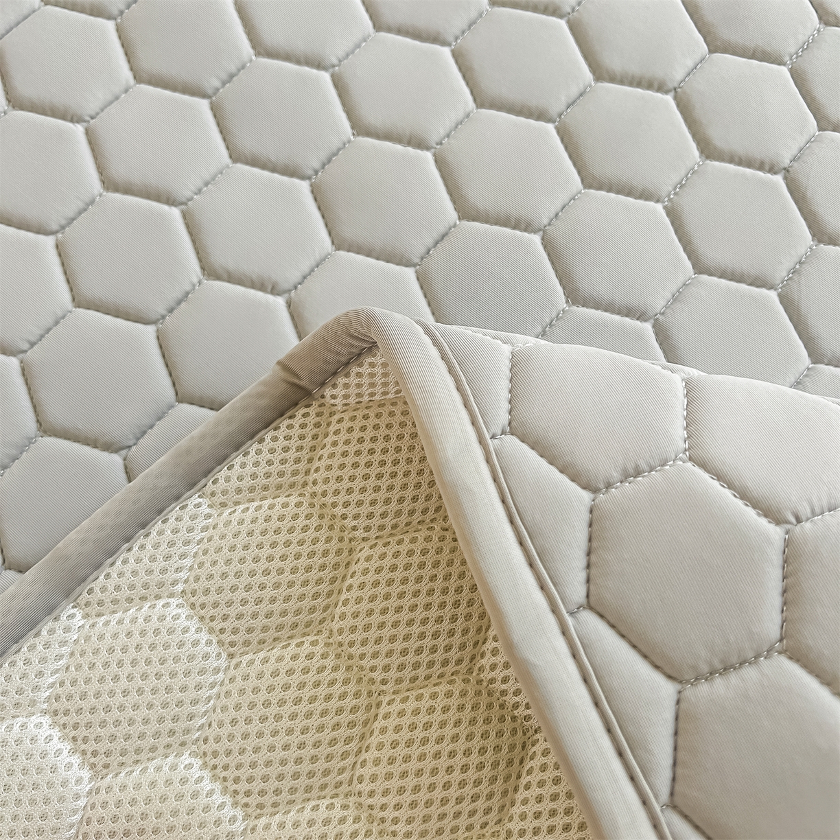 91家纺网 家纺一手货源 找家纺 爱宝被业 2026新款硅胶凉席席子凉席三件套 绅士灰