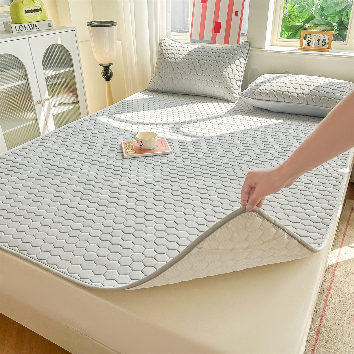 91家纺网 家纺一手货源 找家纺 爱宝被业 2026新款硅胶凉席席子凉席三件套 绅士灰