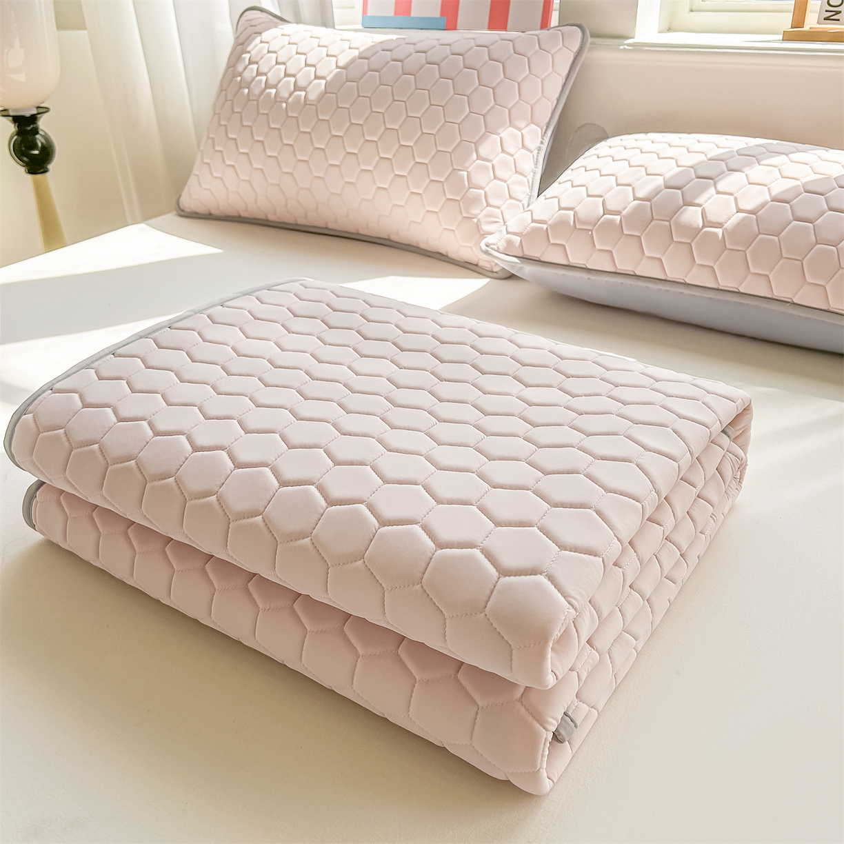 91家纺网 家纺一手货源 找家纺 爱宝被业 2026新款硅胶凉席席子凉席三件套 温柔粉