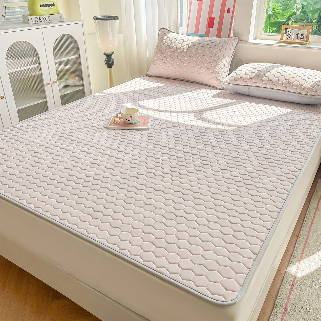 91家纺网 家纺一手货源 找家纺 爱宝被业 2026新款硅胶凉席席子凉席三件套 温柔粉