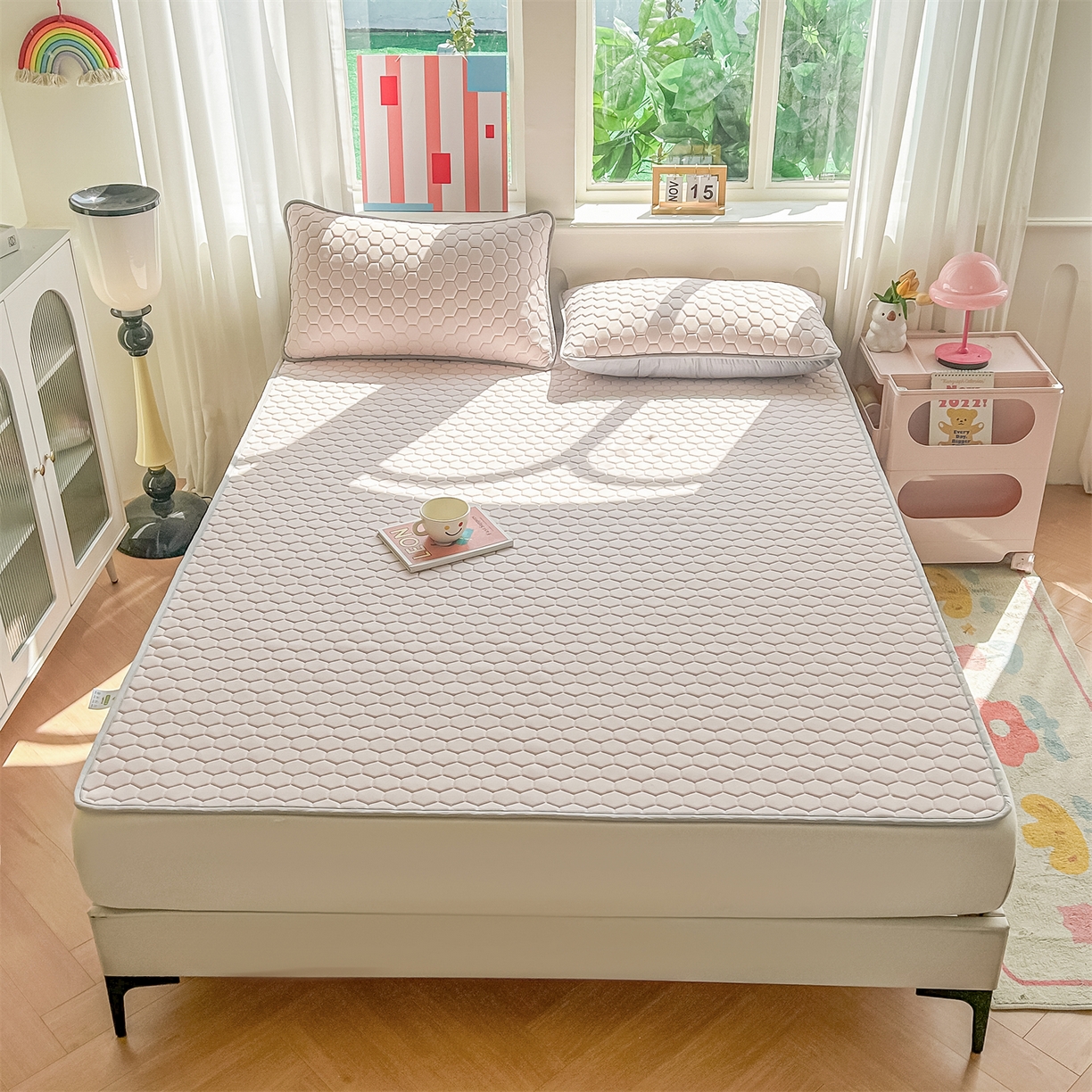 91家纺网 家纺一手货源 找家纺 爱宝被业 2026新款硅胶凉席席子凉席三件套 温柔粉