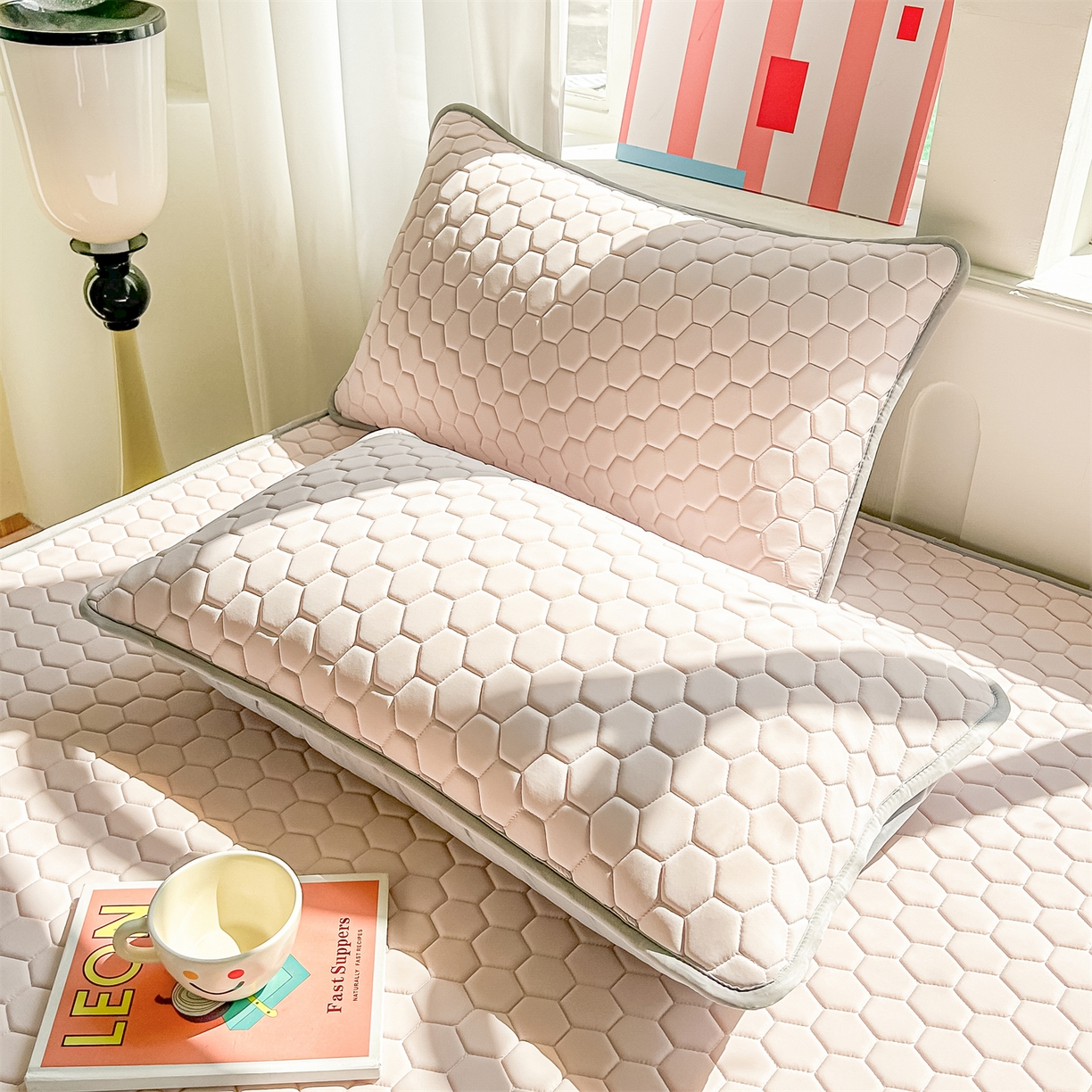 91家纺网 家纺一手货源 找家纺 爱宝被业 2026新款硅胶凉席席子凉席三件套 温柔粉