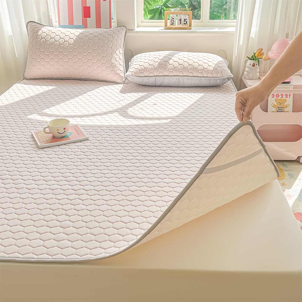 91家纺网 家纺一手货源 找家纺 爱宝被业 2026新款硅胶凉席席子凉席三件套 温柔粉