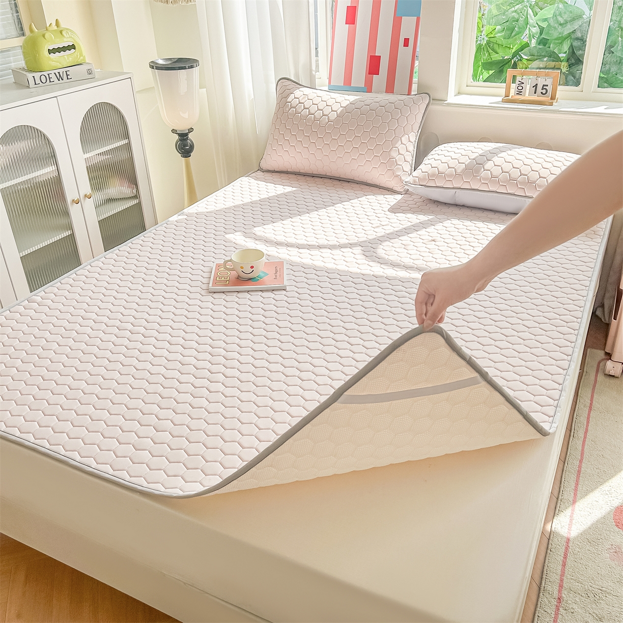 91家纺网 家纺一手货源 找家纺 爱宝被业 2026新款硅胶凉席席子凉席三件套 温柔粉