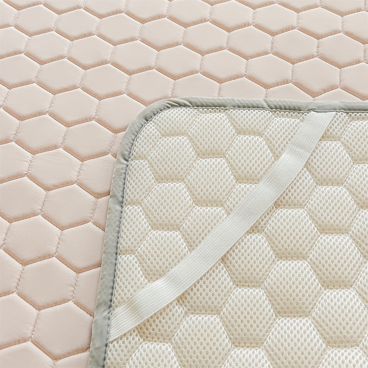 91家纺网 家纺一手货源 找家纺 爱宝被业 2026新款硅胶凉席席子凉席三件套 温柔粉