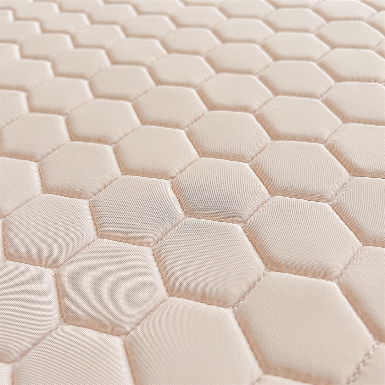 91家纺网 家纺一手货源 找家纺 爱宝被业 2026新款硅胶凉席席子凉席三件套 温柔粉