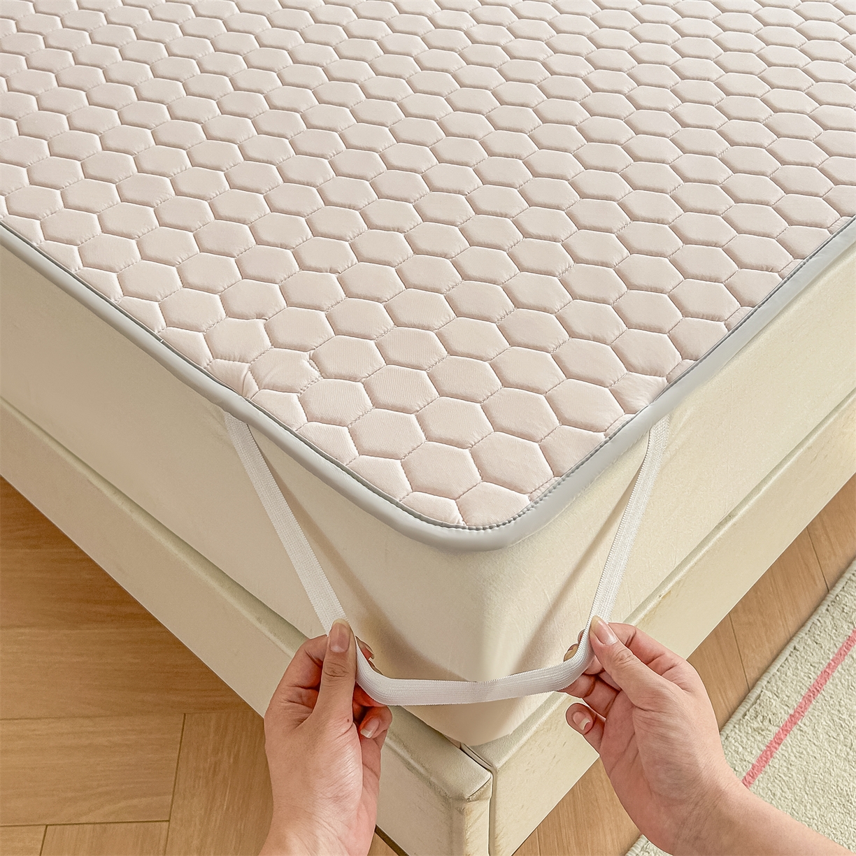 91家纺网 家纺一手货源 找家纺 爱宝被业 2026新款硅胶凉席席子凉席三件套 温柔粉