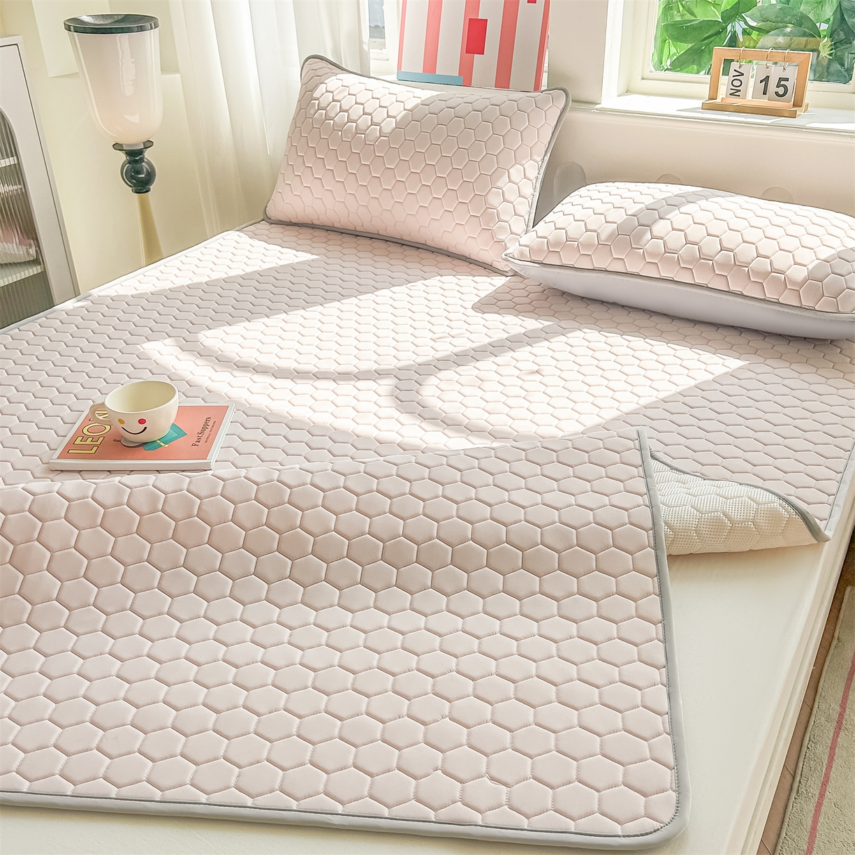 91家纺网 家纺一手货源 找家纺 爱宝被业 2026新款硅胶凉席席子凉席三件套 温柔粉