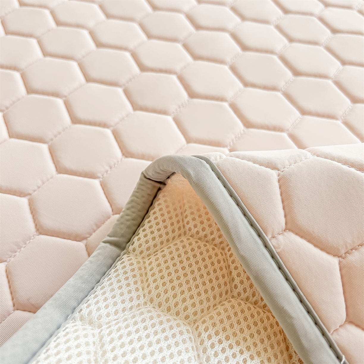 91家纺网 家纺一手货源 找家纺 爱宝被业 2026新款硅胶凉席席子凉席三件套 温柔粉