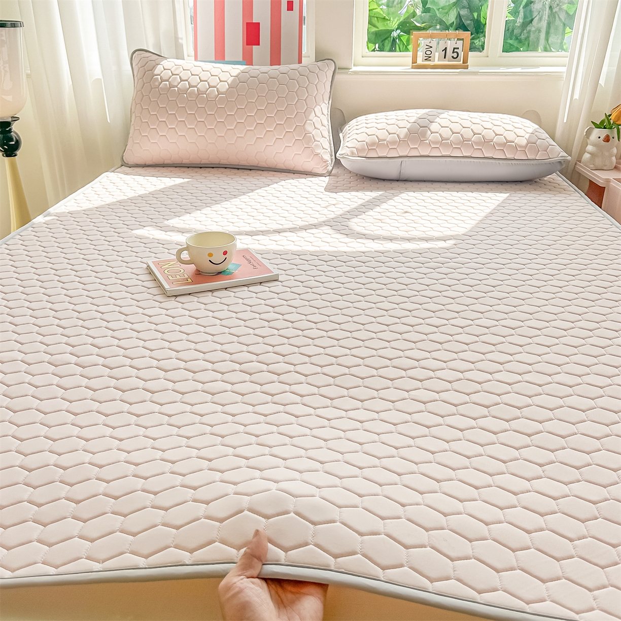 91家纺网 家纺一手货源 找家纺 爱宝被业 2026新款硅胶凉席席子凉席三件套 温柔粉