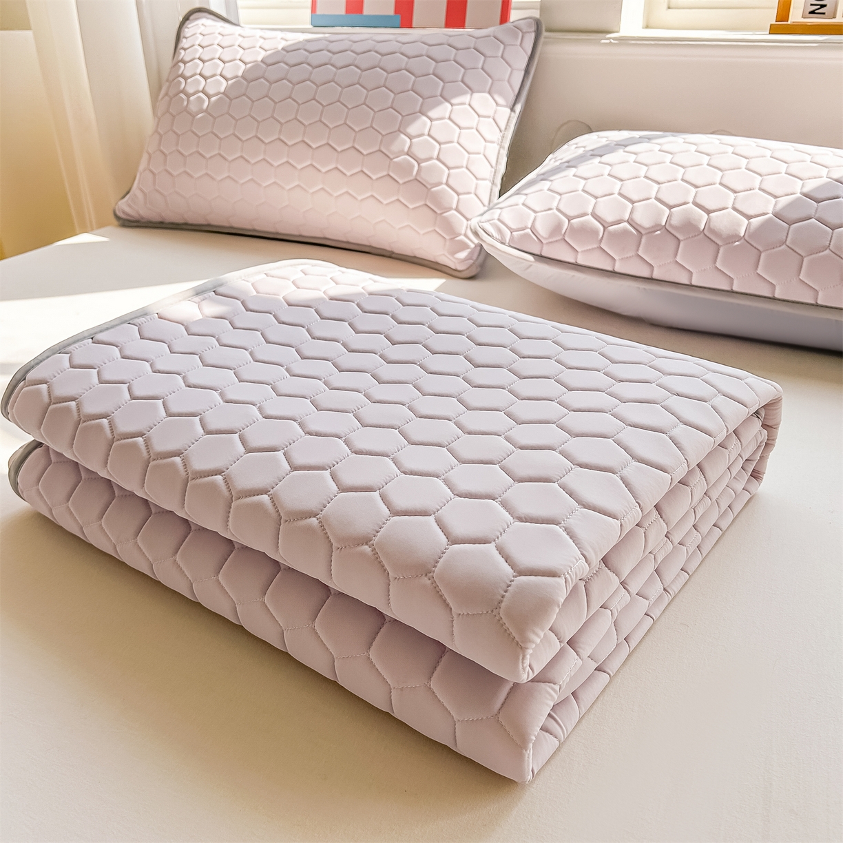 91家纺网 家纺一手货源 找家纺 爱宝被业 2026新款硅胶凉席席子凉席三件套 香芋紫