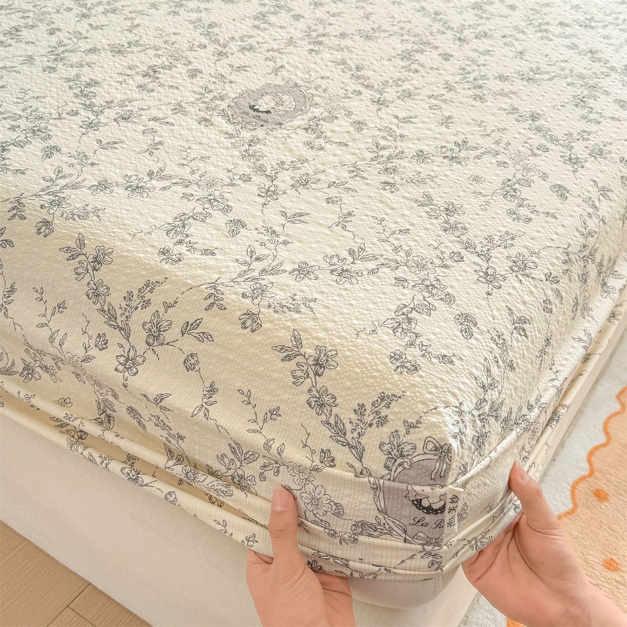 91家纺网 家纺一手货源 找家纺 优眠坊 2026春夏新款泡芙纱印花单床笠 床笠单件 花之秘境-单层