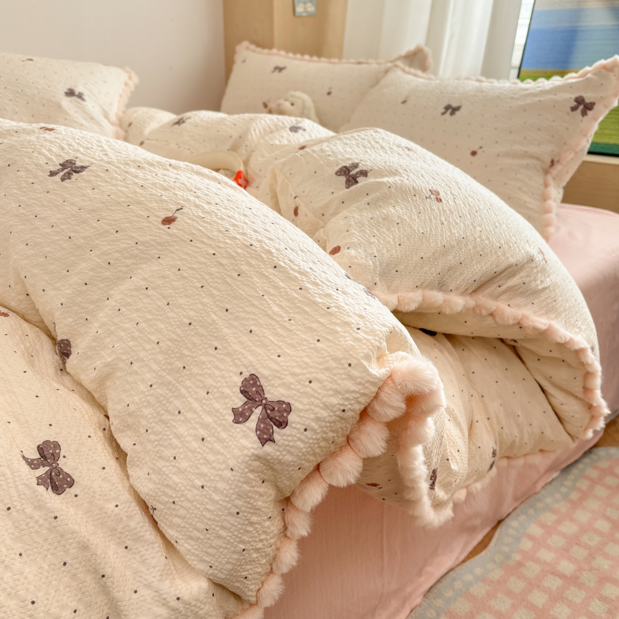 91家纺网 家纺一手货源 找家纺 N先生+V 13814689556 发大图/买家秀 2026新款A类毛球花边泡芙纱四件套 可可甜心