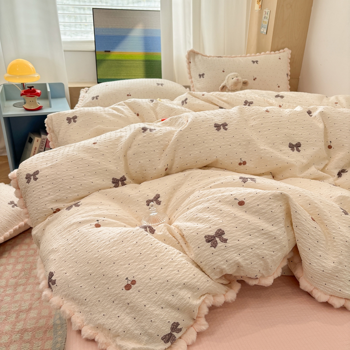 91家纺网 家纺一手货源 找家纺 N先生+V 13814689556 发大图/买家秀 2026新款A类毛球花边泡芙纱四件套 可可甜心