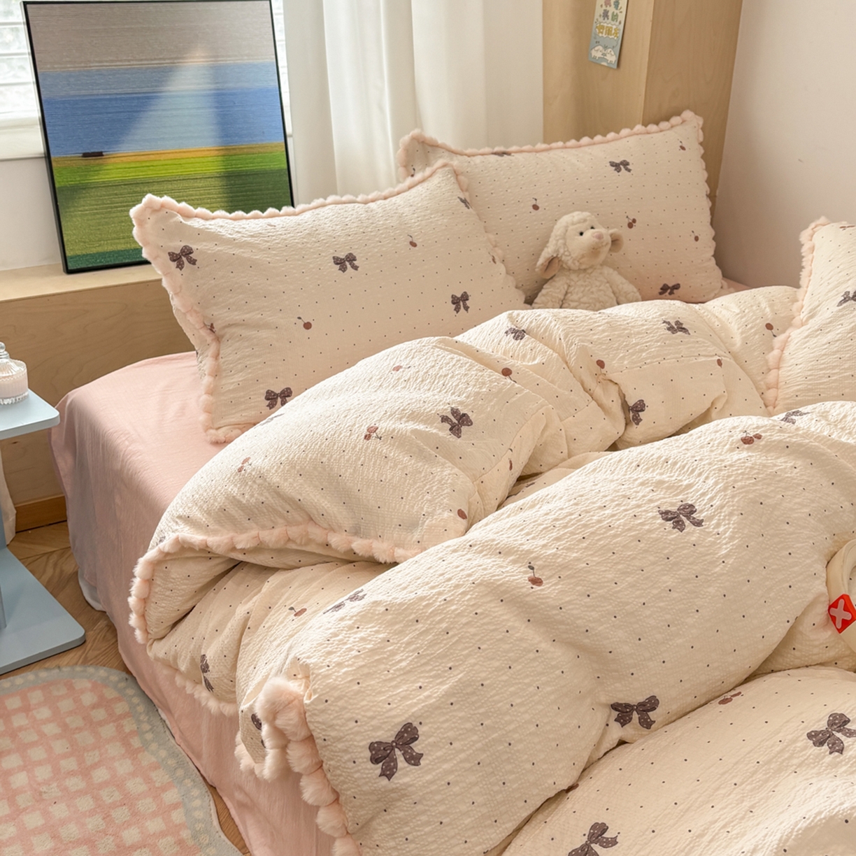 91家纺网 家纺一手货源 找家纺 N先生+V 13814689556 发大图/买家秀 2026新款A类毛球花边泡芙纱四件套 可可甜心