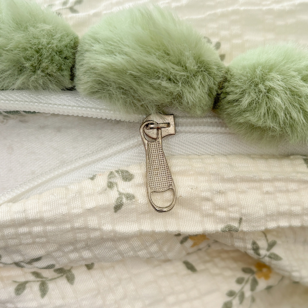 91家纺网 家纺一手货源 找家纺 N先生+V 13814689556 发大图/买家秀 2026新款A类毛球花边泡芙纱四件套 春日花语