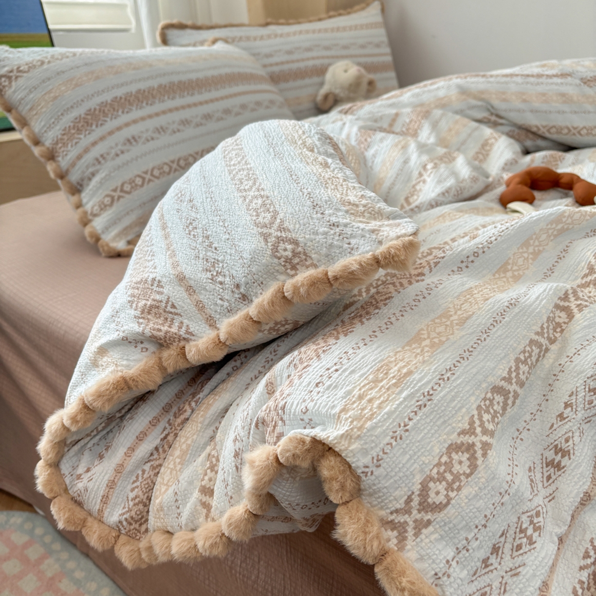 91家纺网 家纺一手货源 找家纺 N先生+V 13814689556 发大图/买家秀 2026新款A类毛球花边泡芙纱四件套 遇见