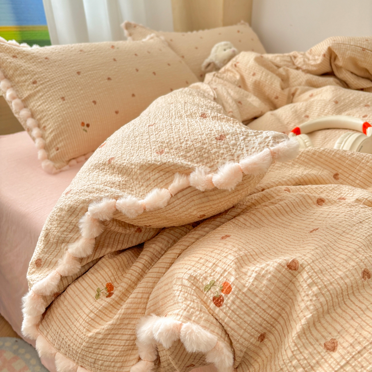 91家纺网 家纺一手货源 找家纺 N先生+V 13814689556 发大图/买家秀 2026新款A类毛球花边泡芙纱四件套 樱桃密语