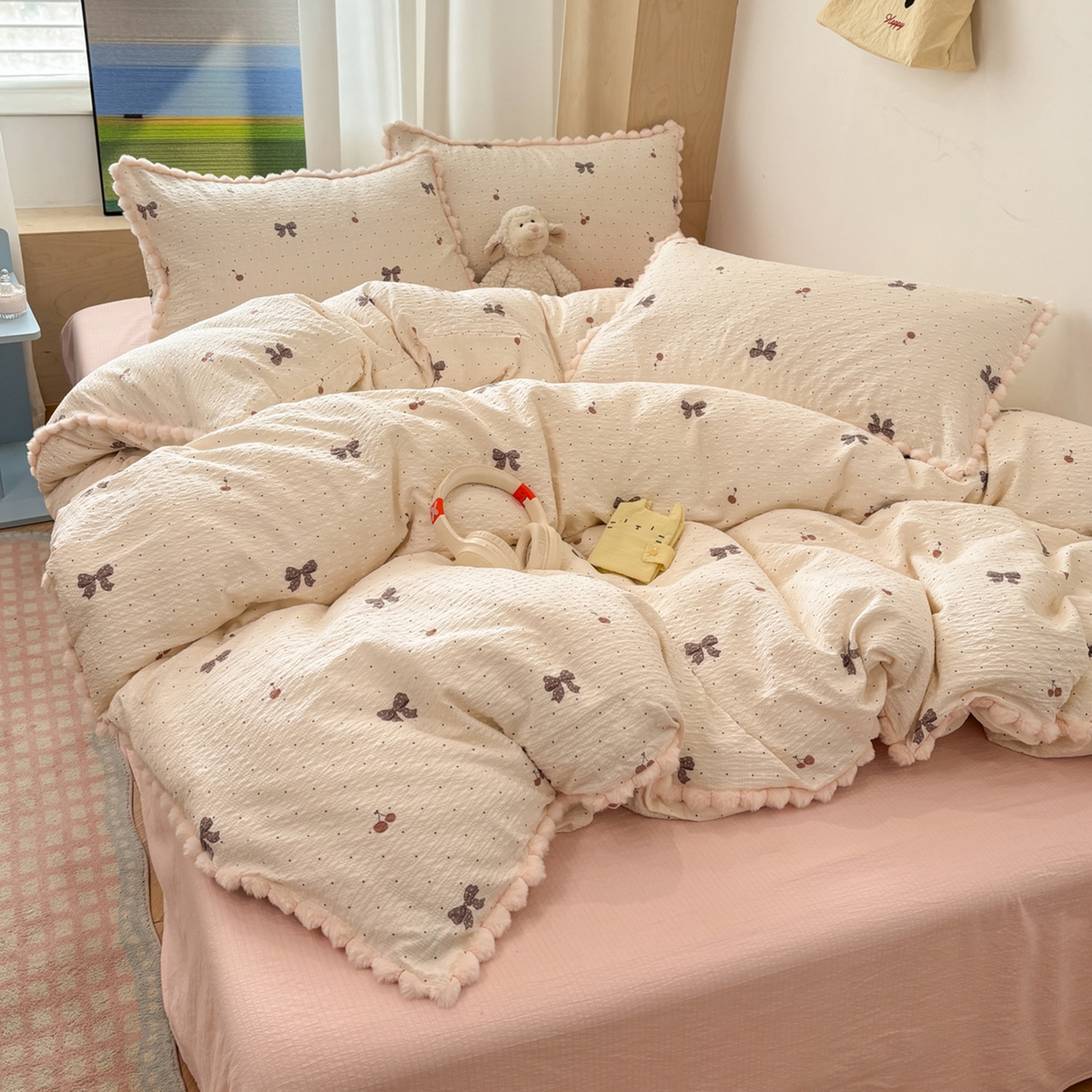 91家纺网 家纺一手货源 找家纺 N先生+V 13814689556 发大图/买家秀 2026新款A类毛球花边泡芙纱四件套 可可甜心