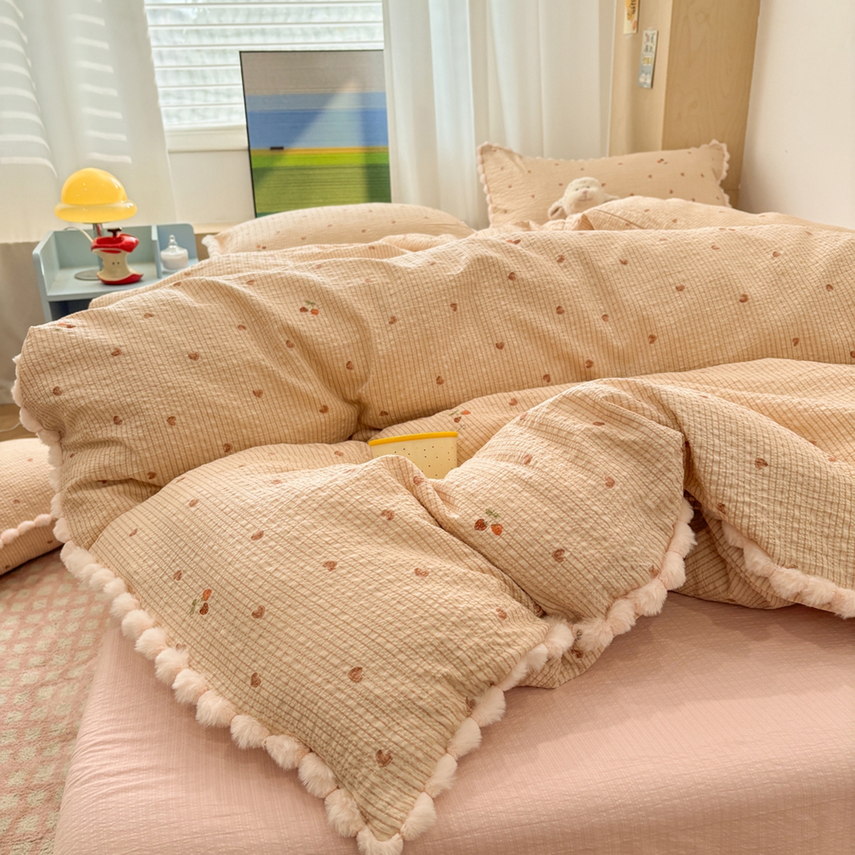 91家纺网 家纺一手货源 找家纺 N先生+V 13814689556 发大图/买家秀 2026新款A类毛球花边泡芙纱四件套 樱桃密语